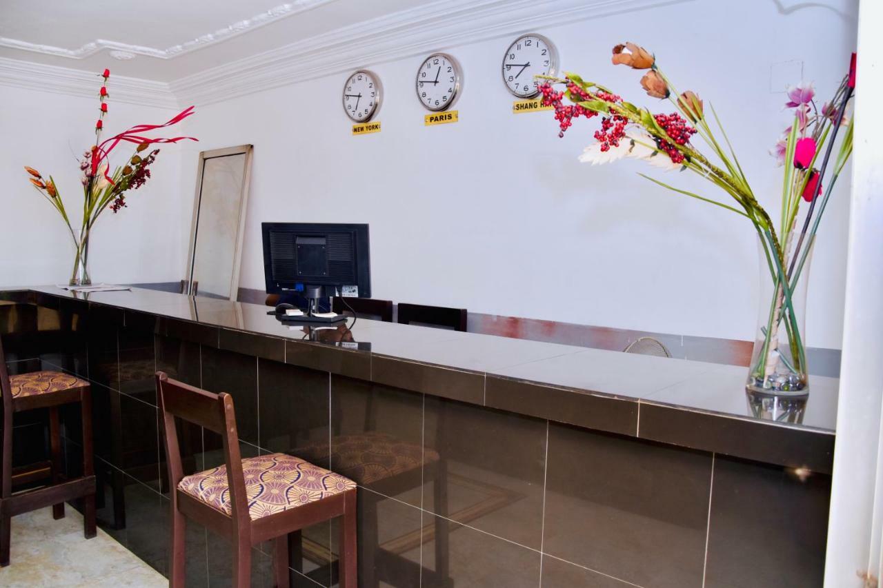 Hotel La Couronne Rw Yaounde Bagian luar foto
