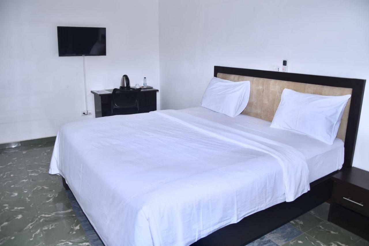 Hotel La Couronne Rw Yaounde Bagian luar foto