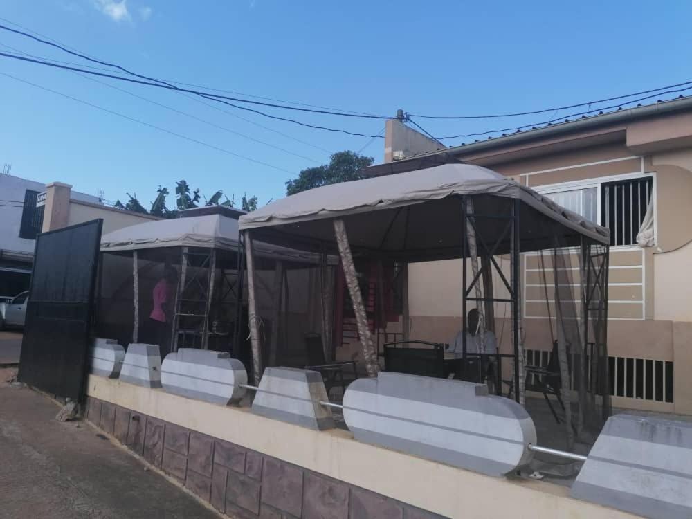 Hotel La Couronne Rw Yaounde Bagian luar foto